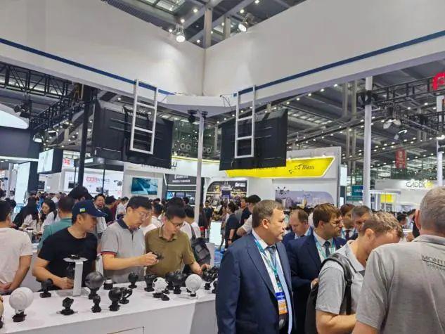 Pg电子平台：“低空经济未来已来”2024第八届世界无人机大会在深圳会展中心开幕(图11)