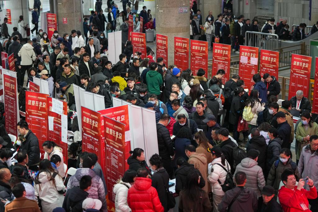 Pg电子游戏平台：新华社记者带你听两会丨听“稳”的基础(图8)