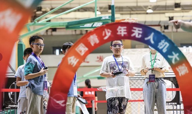 Pg电子平台：起猛了！100多就能买无人机了？还有避障、悬停、超安全防护…一年摔坏换新！