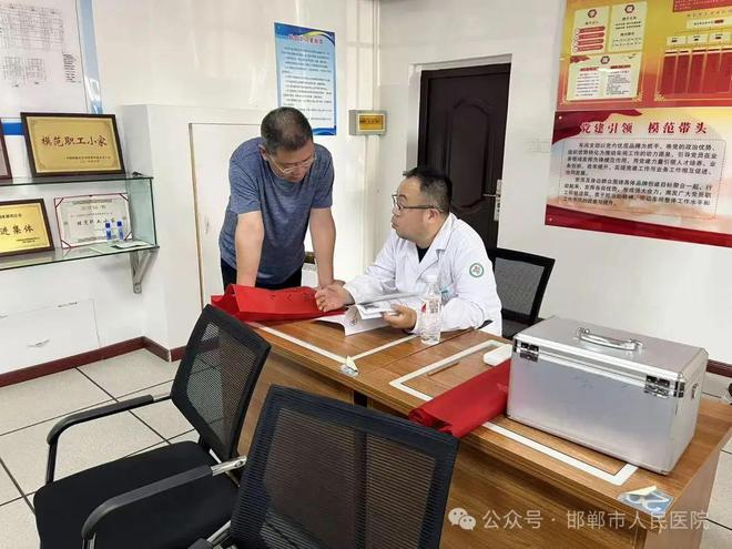 Pg电子游戏：健康护航进车间——邯郸市人民医院走进高铁东站维修车间开展健康讲座(图1)