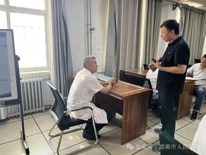 Pg电子游戏：健康护航进车间——邯郸市人民医院走进高铁东站维修车间开展健康讲座(图2)