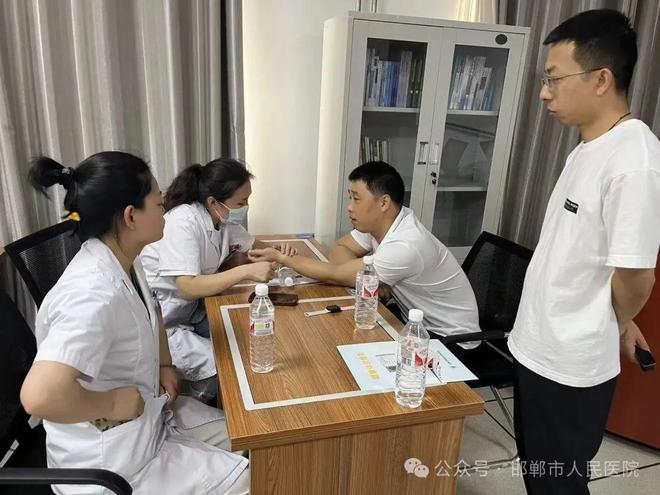 Pg电子游戏：健康护航进车间——邯郸市人民医院走进高铁东站维修车间开展健康讲座(图4)