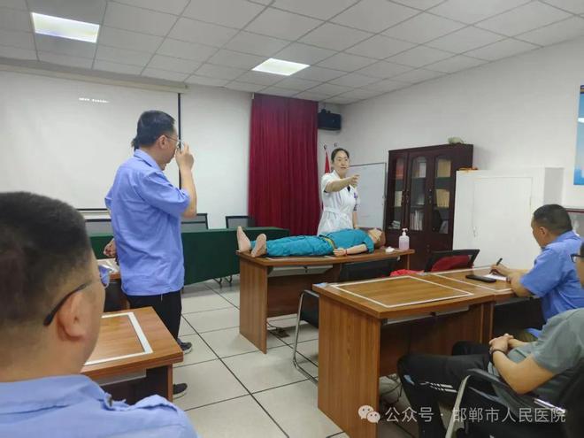 Pg电子游戏：健康护航进车间——邯郸市人民医院走进高铁东站维修车间开展健康讲座(图3)