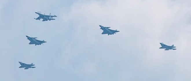 Pg电子平台：解密！惊艳阅兵式的歼-20S为什么是“青羊造”？(图13)