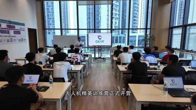 Pg电子游戏平台：热门领域“抢C位”？线私教进阶高手不是梦！(图3)