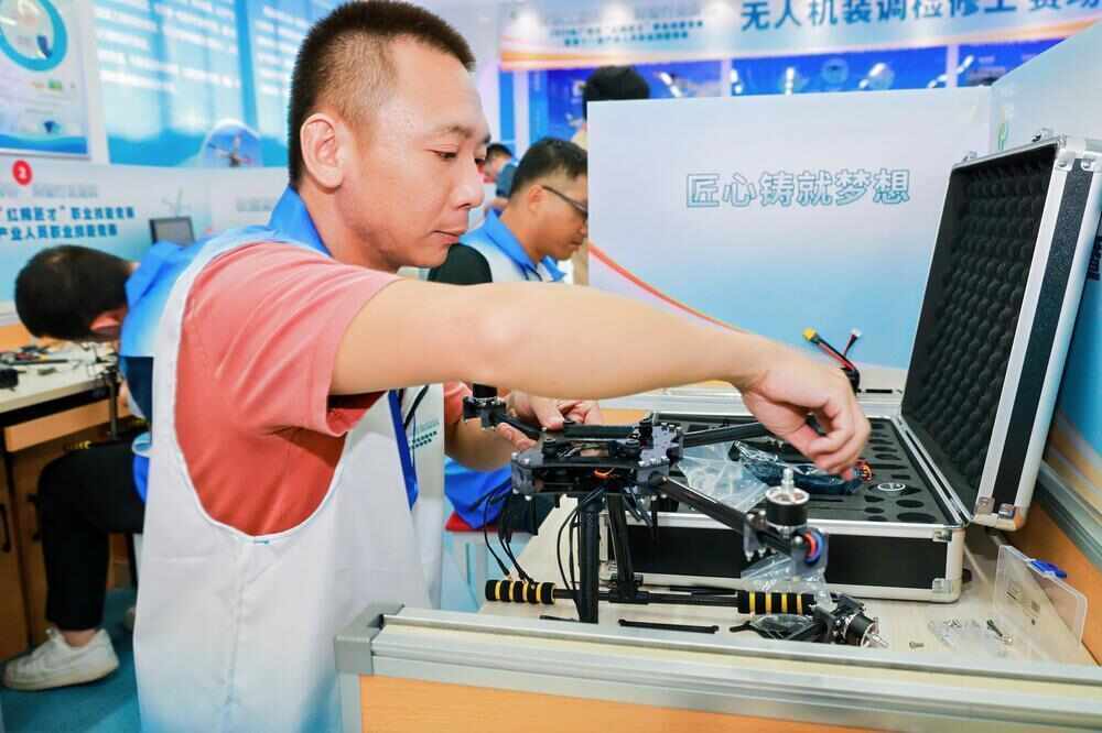Pg电子游戏平台：指尖焊电路空中投“盲盒”！直击广州首场低空经济领域产业人员职业技能竞赛(图2)