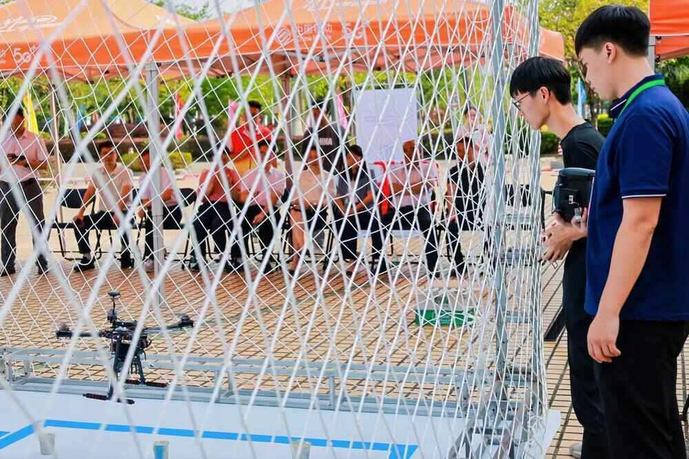 Pg电子游戏平台：指尖焊电路空中投“盲盒”！直击广州首场低空经济领域产业人员职业技能竞赛(图3)