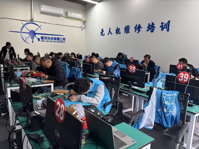 Pg电子平台：低空经济无人机人工智能机器人机器狗维修技能培训全产业链机构(图6)