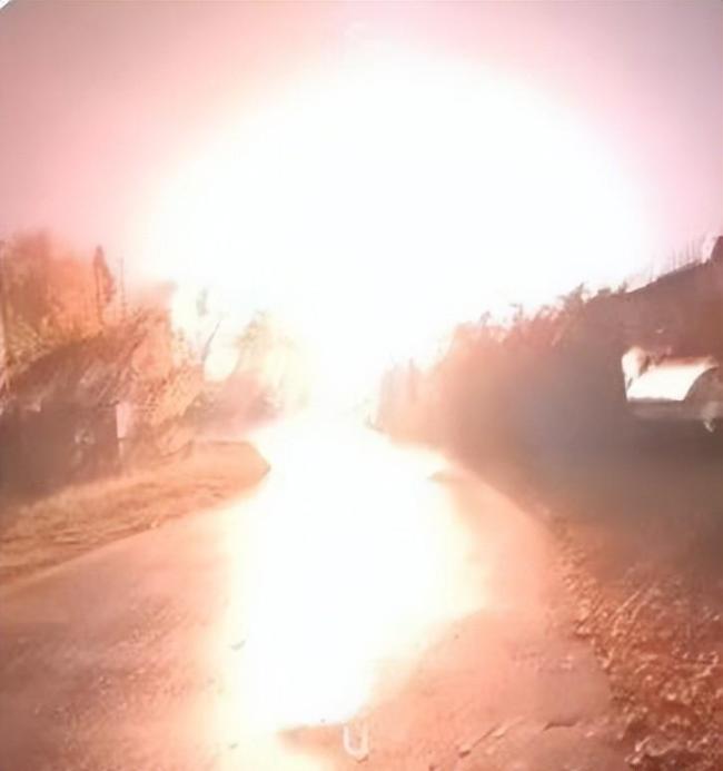 Pg电子游戏平台：数百炸弹齐爆俄军百架战机狂轰乌军快顶不住了！(图2)