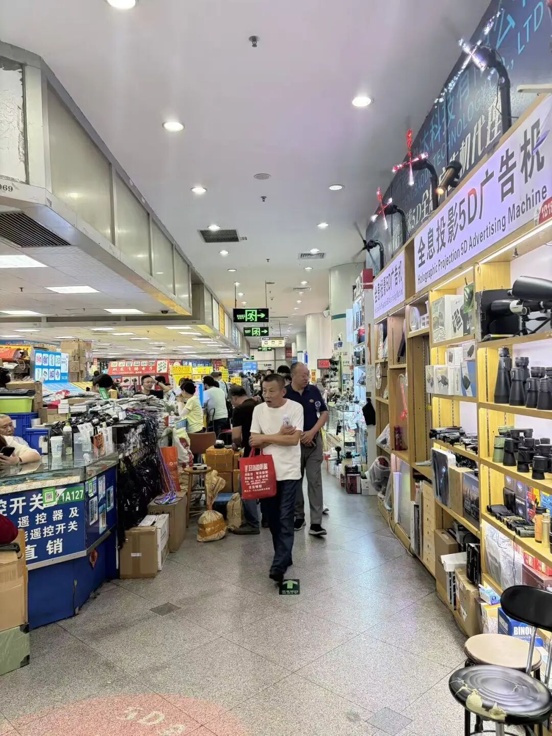 Pg电子游戏平台：比水贝黄金市场还热闹深圳华强北有产品翻倍涨价！商户称“每天都在涨后面可能更贵”但不敢囤货(图4)