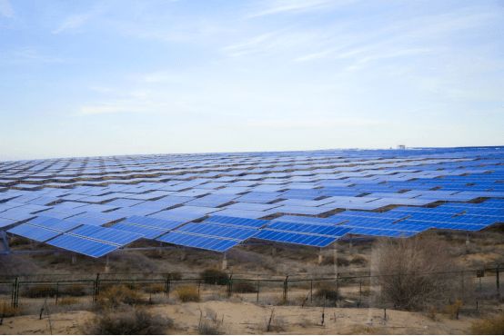 Pg电子平台：智慧运维守护塞北绿电长城大疆无人机助力“沙漠变绿洲”(图2)