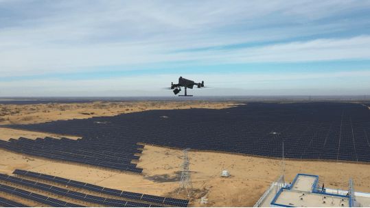 Pg电子平台：智慧运维守护塞北绿电长城大疆无人机助力“沙漠变绿洲”(图7)