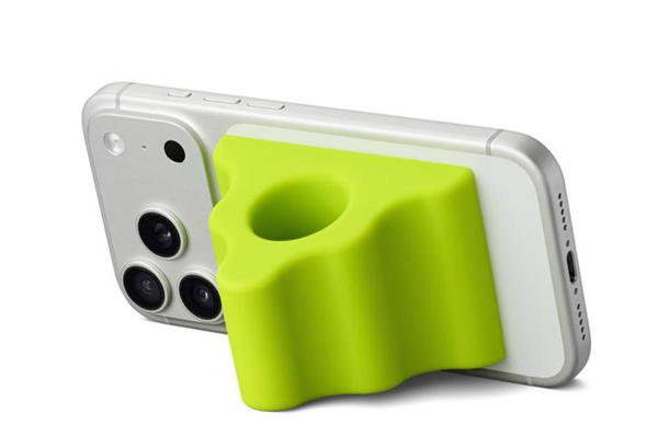 Pg电子游戏平台：iPhone新配件无障碍握把售价近500元采用亲肤硅胶材质打造(图2)