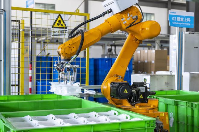 Pg电子平台：在“智造之城”看工业机器人赋能“中国智造”(图3)