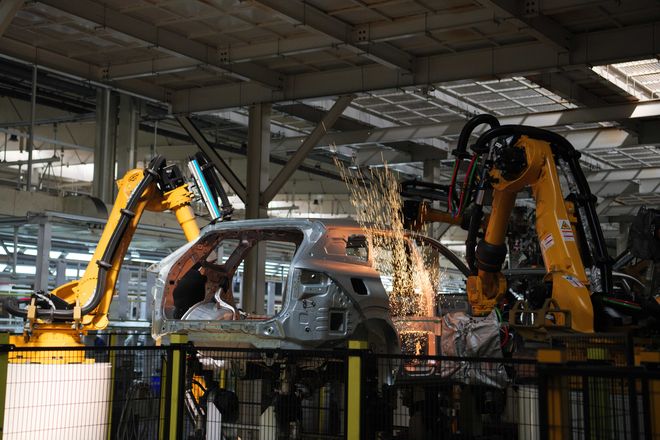 Pg电子平台：在“智造之城”看工业机器人赋能“中国智造”(图4)