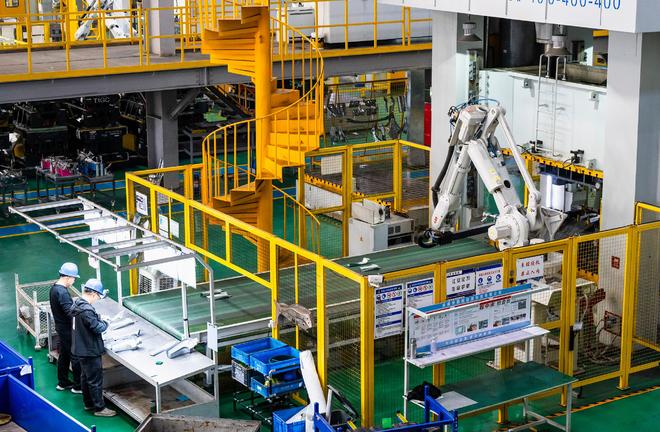 Pg电子平台：在“智造之城”看工业机器人赋能“中国智造”(图2)