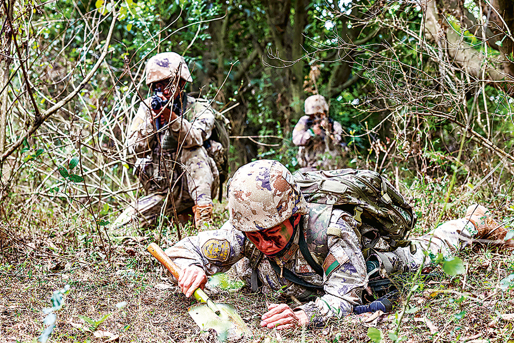 Pg电子游戏：穿林越涧砺锋刃——陆军某旅侦察破袭行动考核影像(图2)