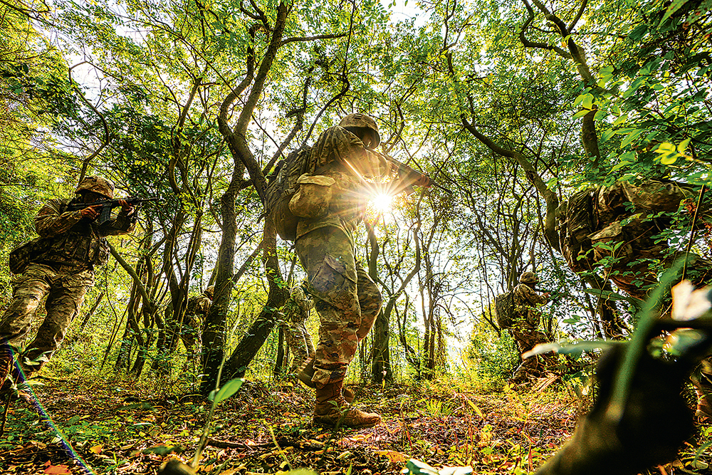 Pg电子游戏：穿林越涧砺锋刃——陆军某旅侦察破袭行动考核影像(图3)