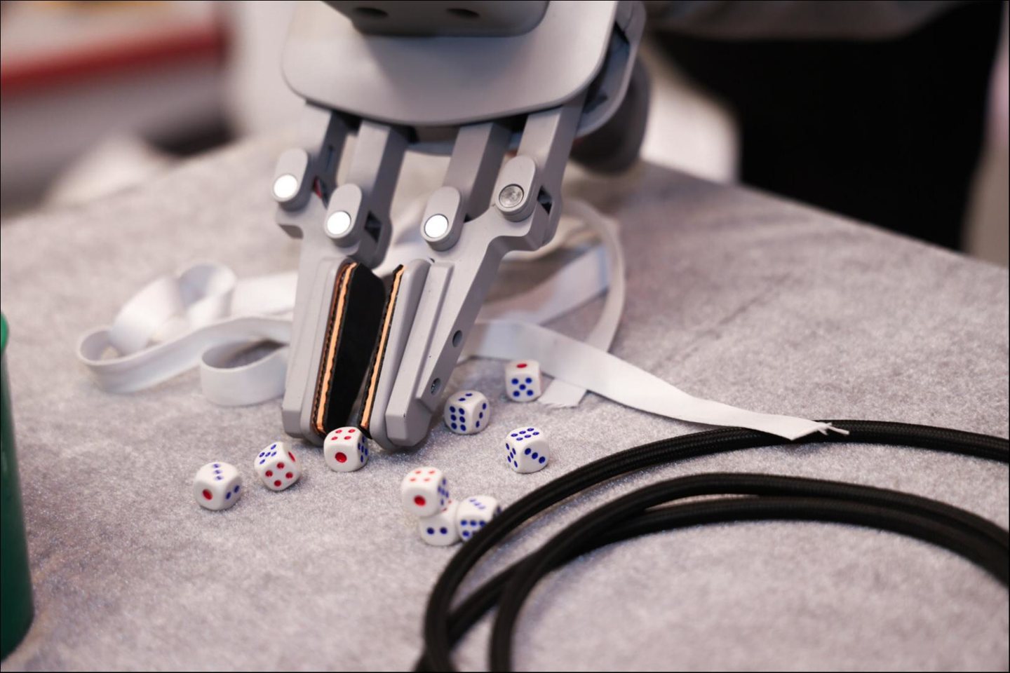 Pg电子游戏：具身智能部署态元年来了智元内部研判：具身GPT-3进度条已拉升至30%(图3)