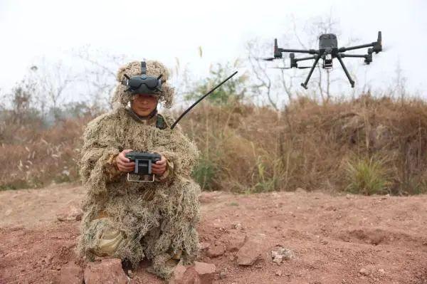 Pg电子游戏平台：直击！机器人远程排爆(图3)