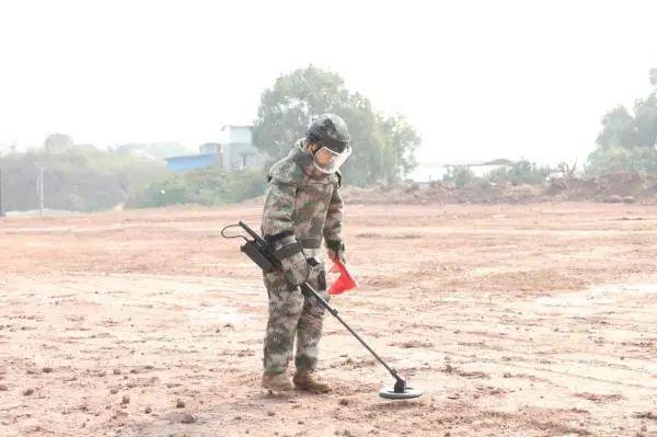 Pg电子游戏平台：直击！机器人远程排爆(图4)