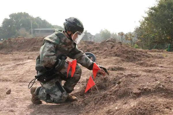 Pg电子游戏平台：直击！机器人远程排爆(图5)